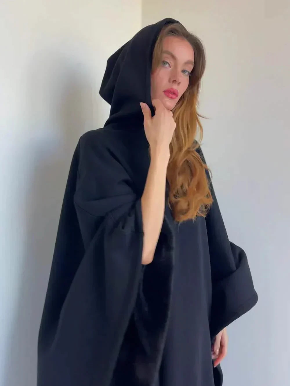 FleeceGuard™ – Ultra-soft thermal cape with hood for soothing warmth