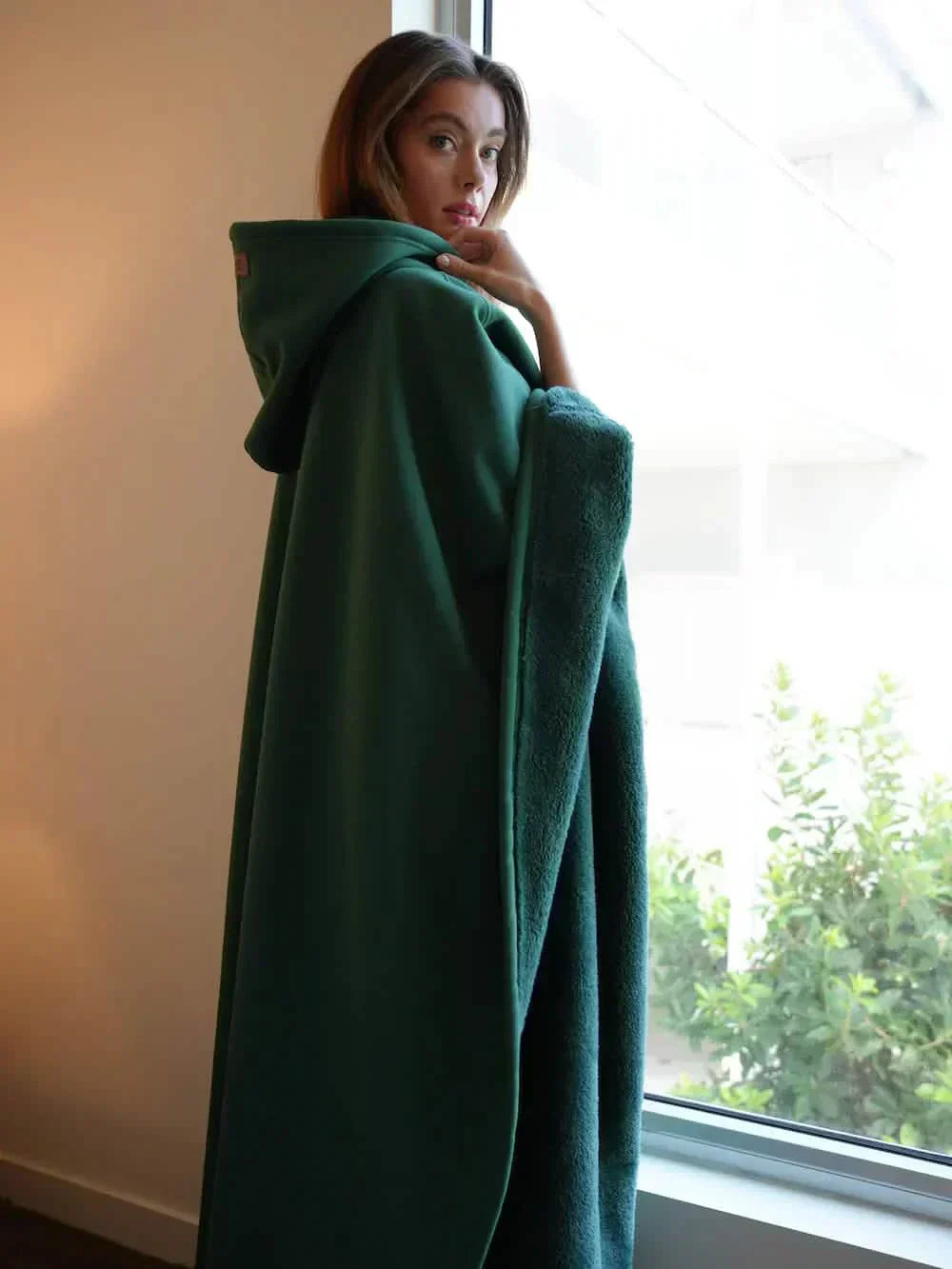 FleeceGuard™ – Ultra-soft thermal cape with hood for soothing warmth